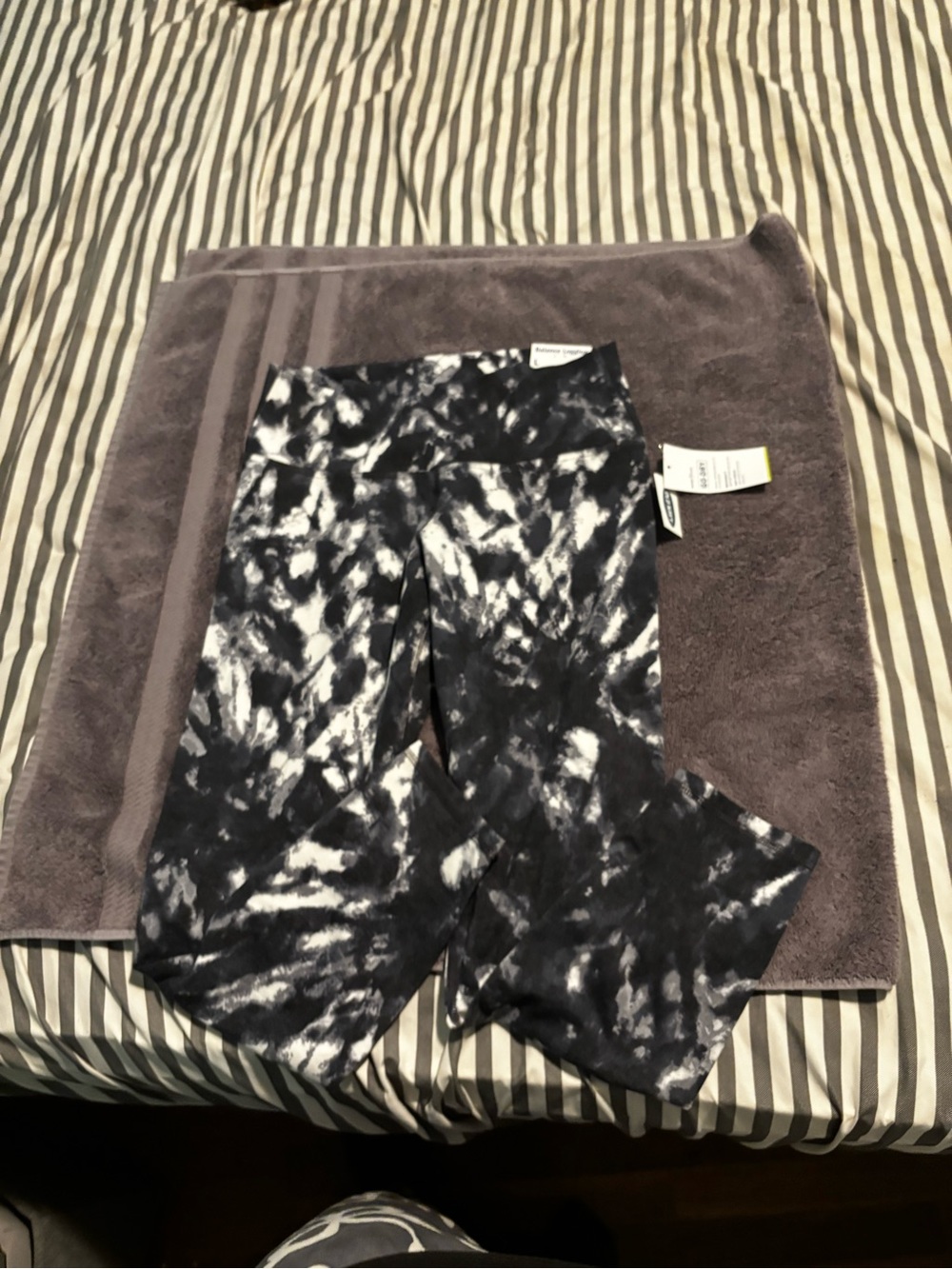 New With Tags Womens size L Old Navy Active Black & White Tie-Dye Leggings